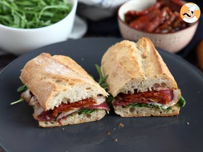 Sandwich met gerookte eendenborst, zongedroogde tomaten, rucola en balsamicoazijn