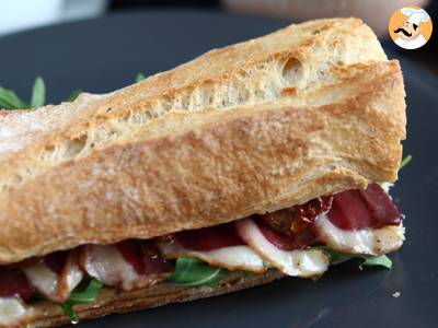 Sandwich met gerookte eendenborst, zongedroogde tomaten, rucola en balsamicoazijn - foto 2