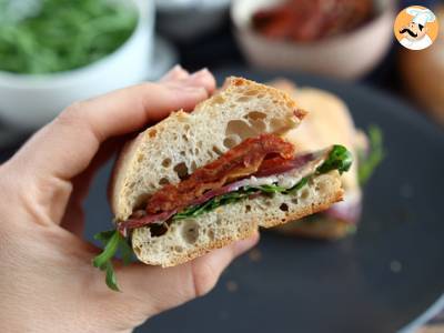 Sandwich met gerookte eendenborst, zongedroogde tomaten, rucola en balsamicoazijn - foto 4