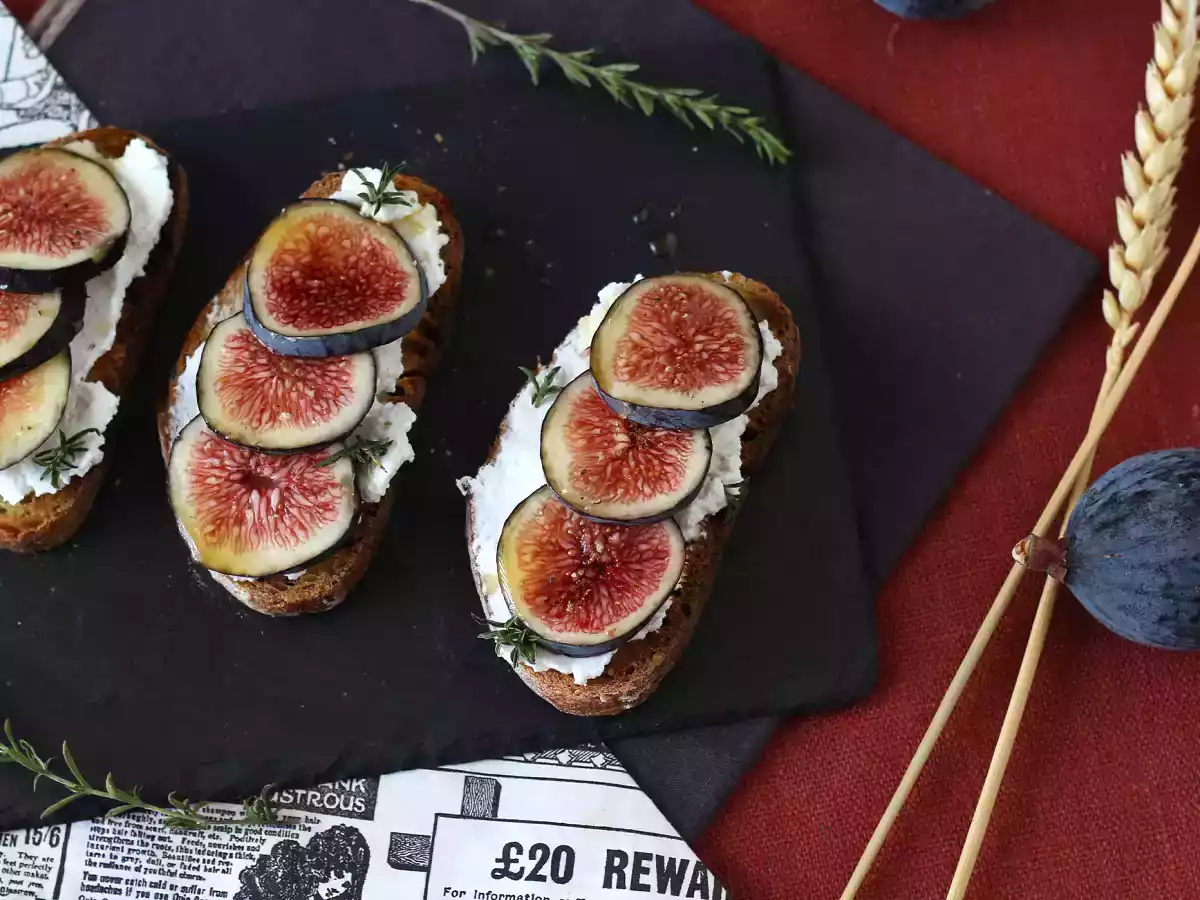 Sandwiches met vijgen, verse geitenkaas, honing en rozemarijn