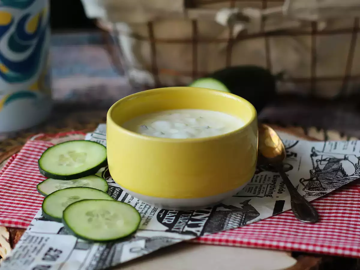 Saus van Griekse yoghurt, komkommer en ui - foto 4