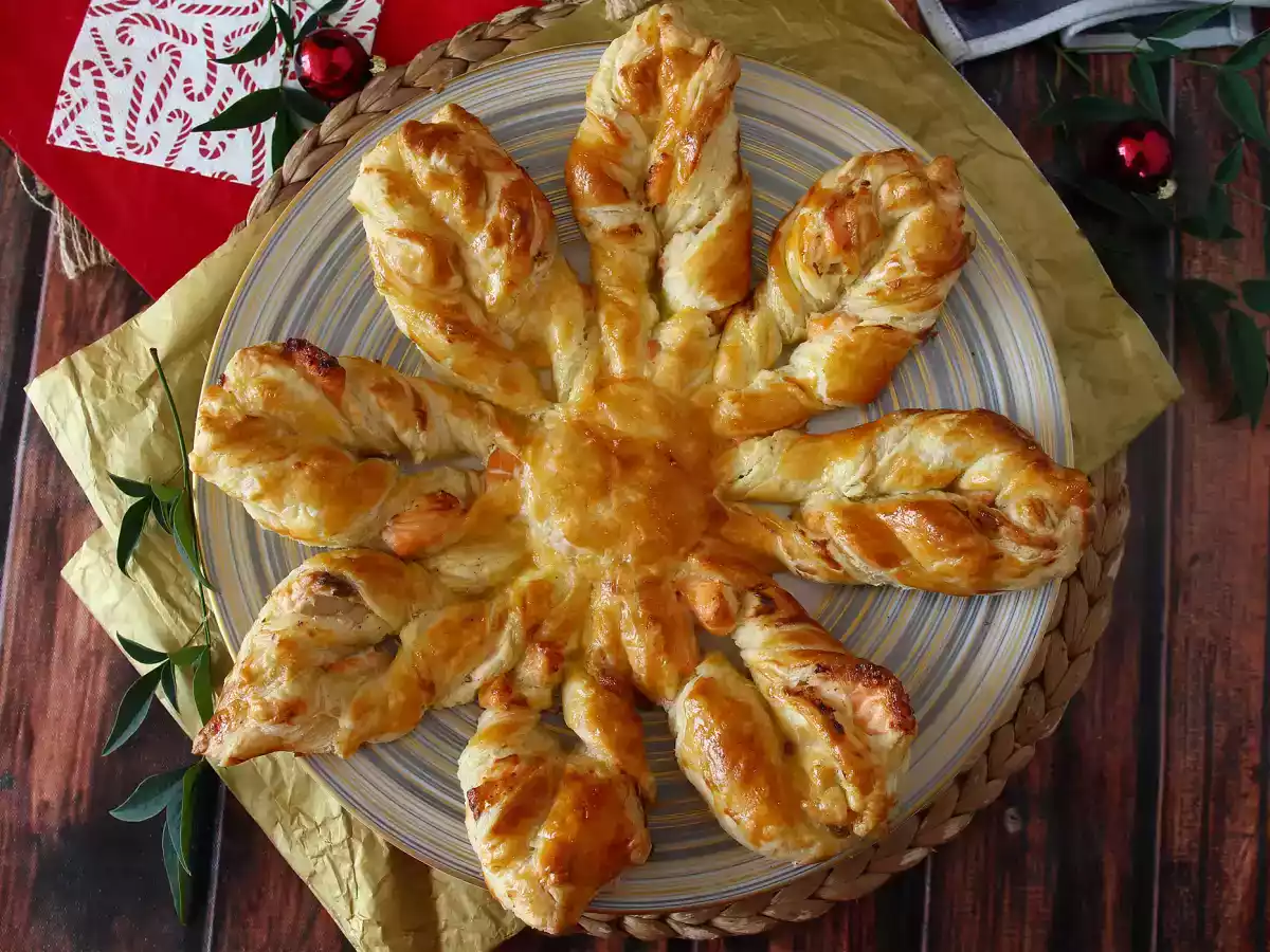 Schilferig gebakje met zalm en fromage frais, perfect om te snacken als aperitief