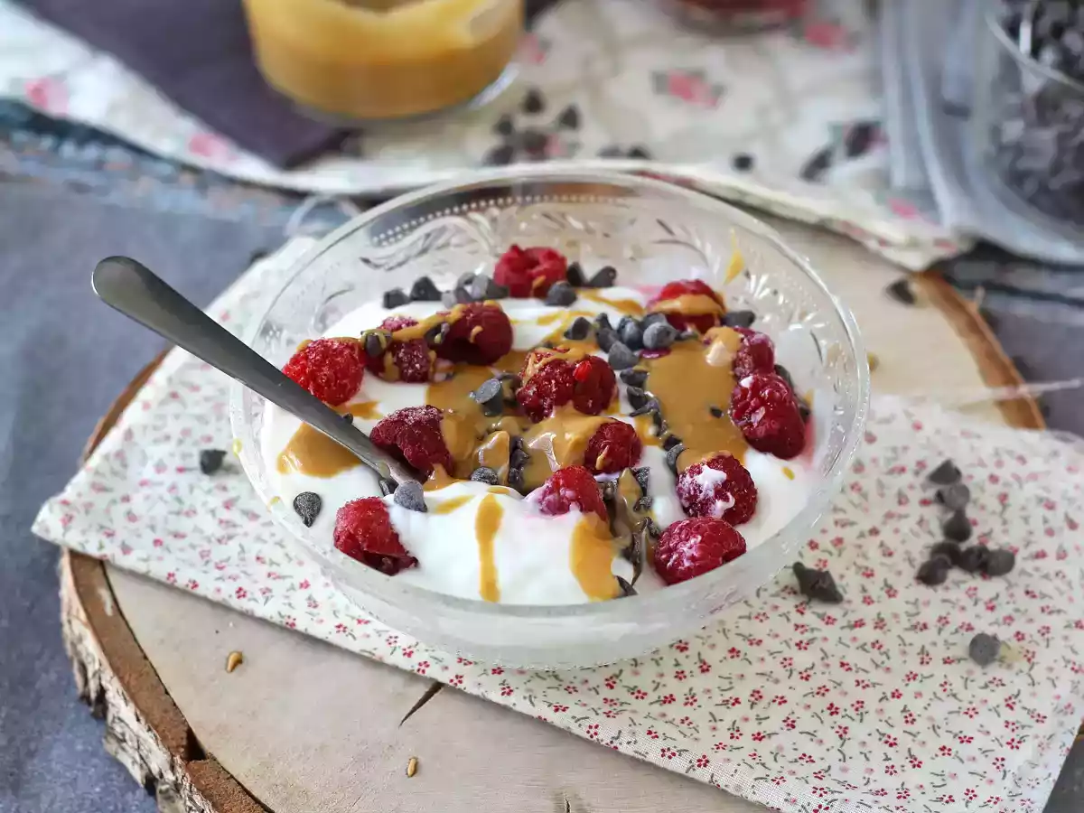Skyr bowl met rood fruit, pindakaas en chocolade