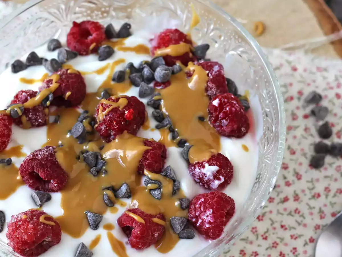 Skyr bowl met rood fruit, pindakaas en chocolade - foto 2