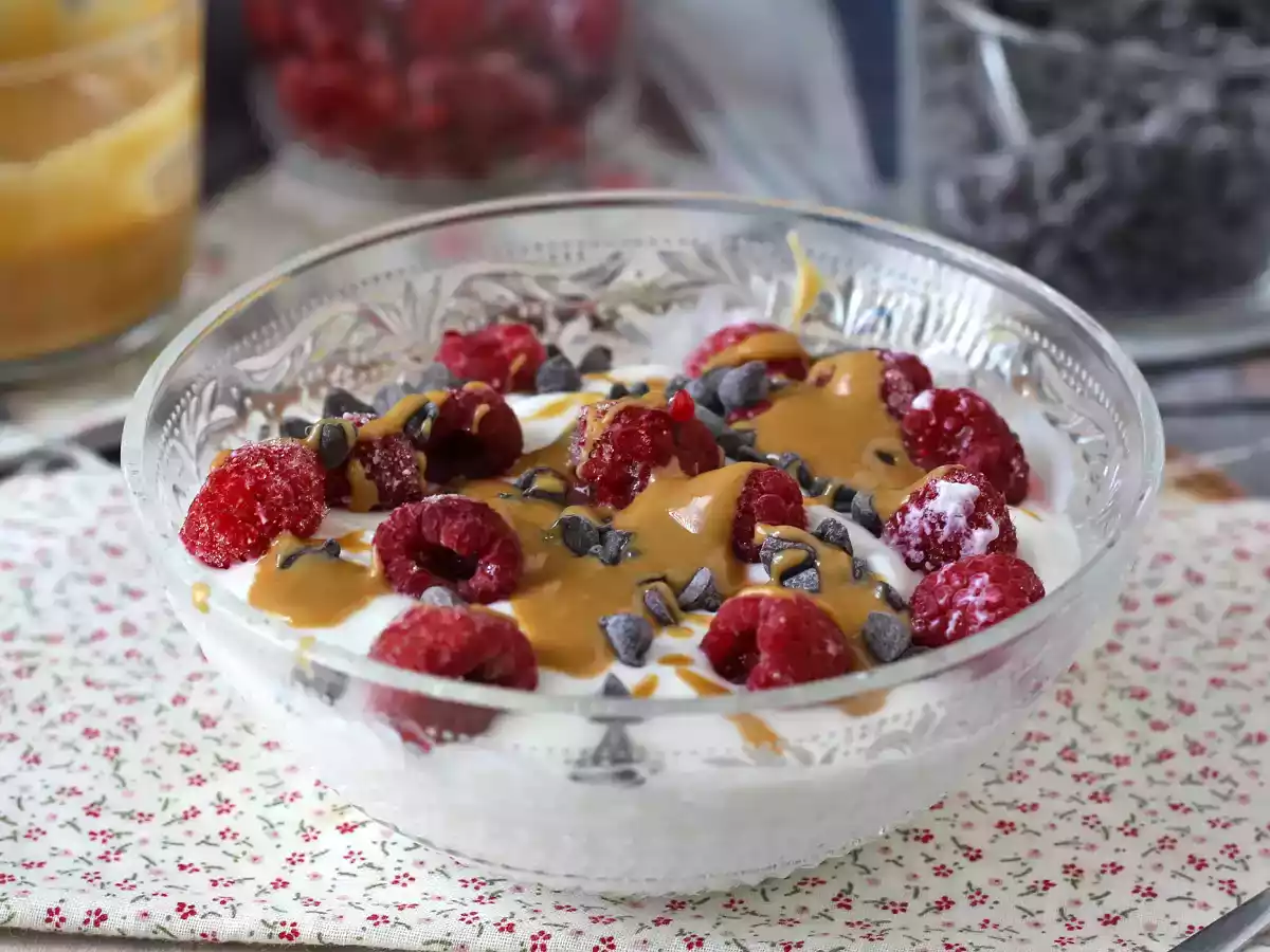Skyr bowl met rood fruit, pindakaas en chocolade - foto 3