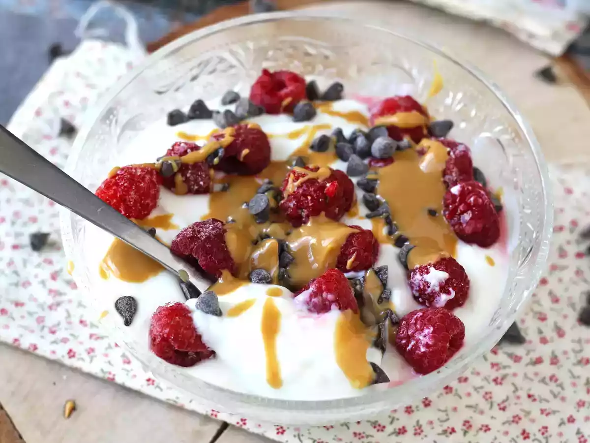 Skyr bowl met rood fruit, pindakaas en chocolade - foto 5