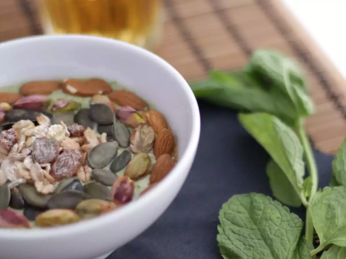 Smoothie bowl met kiwi, munt en jonge spinazie - foto 3