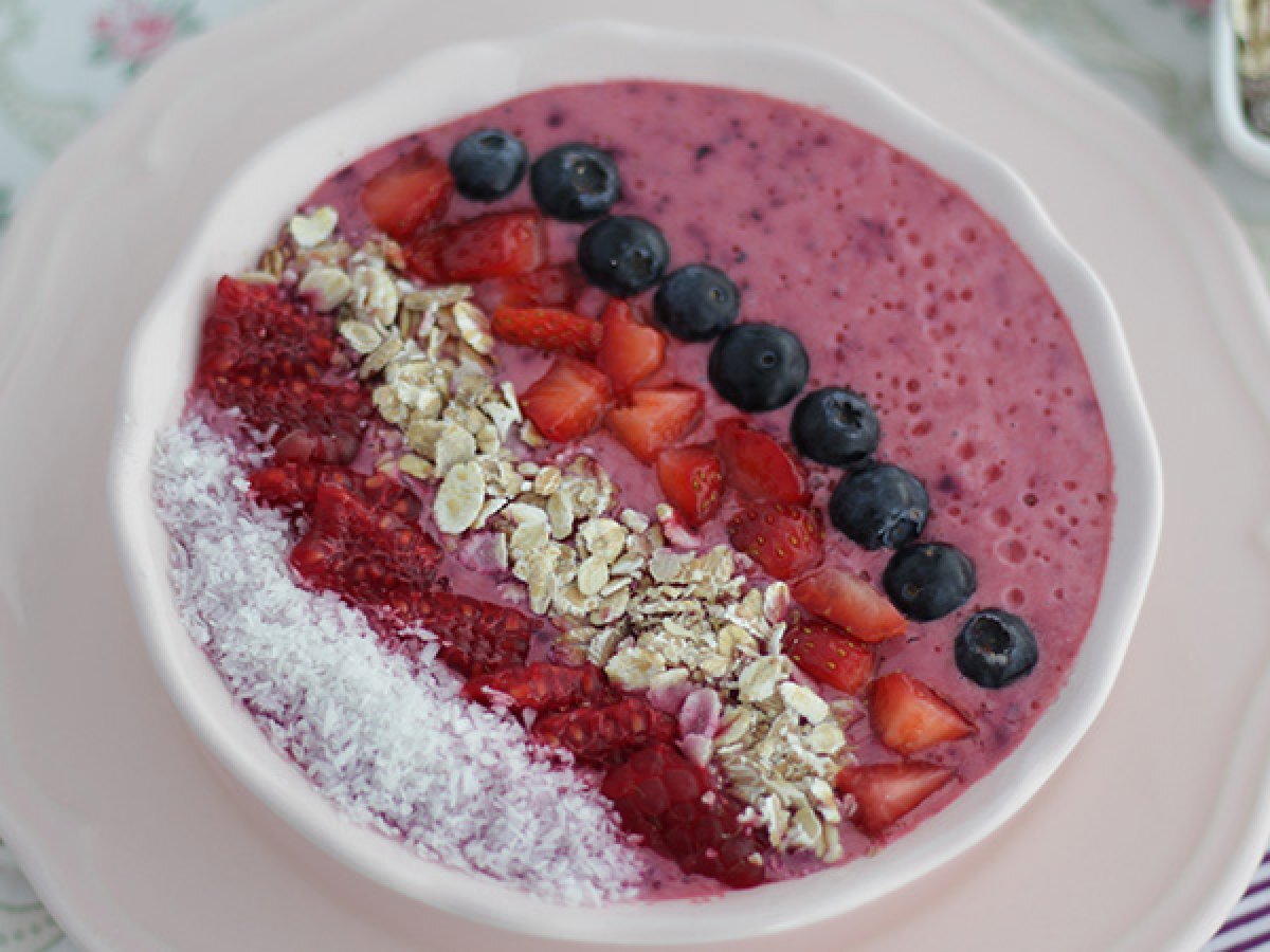 Smoothiebowl met rode vruchten - foto 2