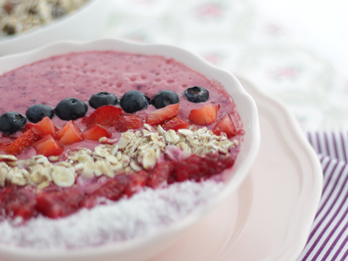 Smoothiebowl met rode vruchten - foto 3