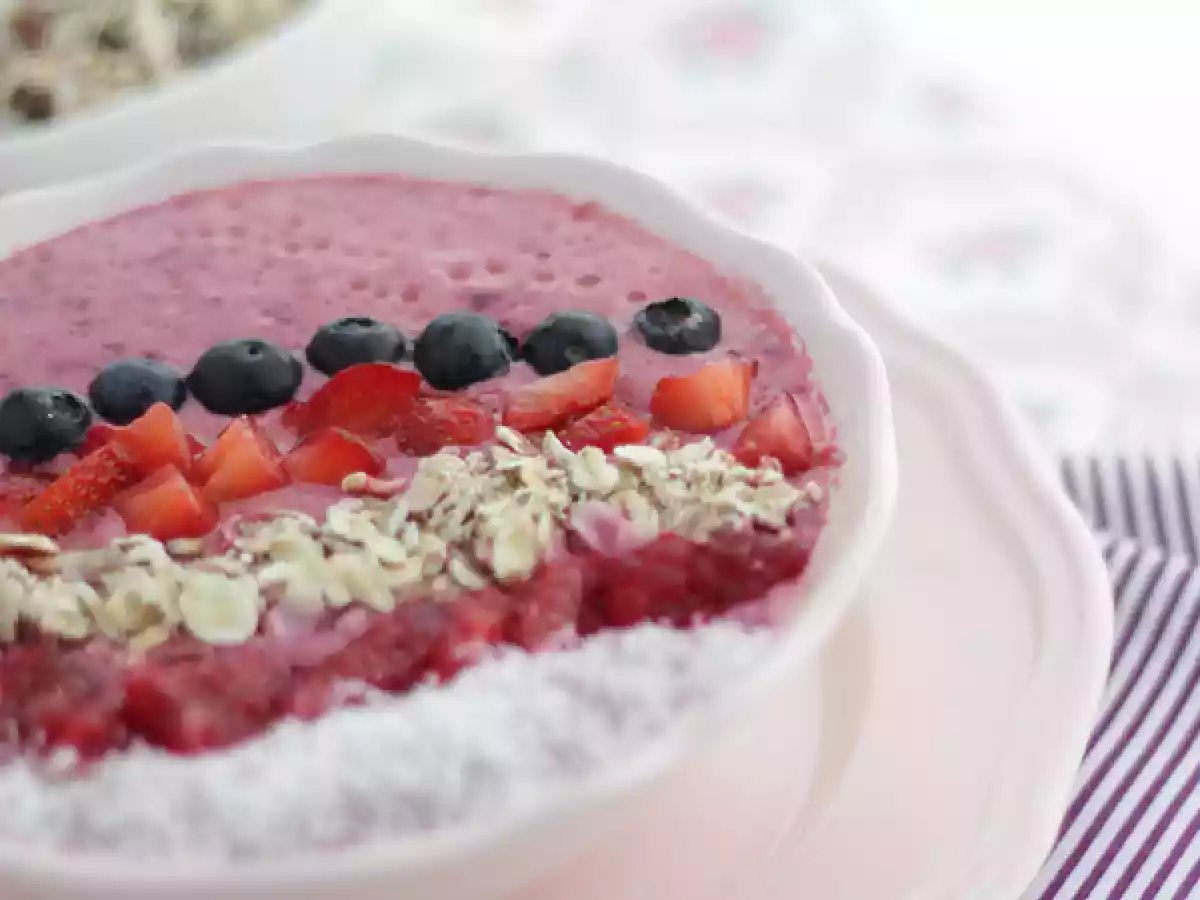 Smoothiebowl met rode vruchten - foto 3