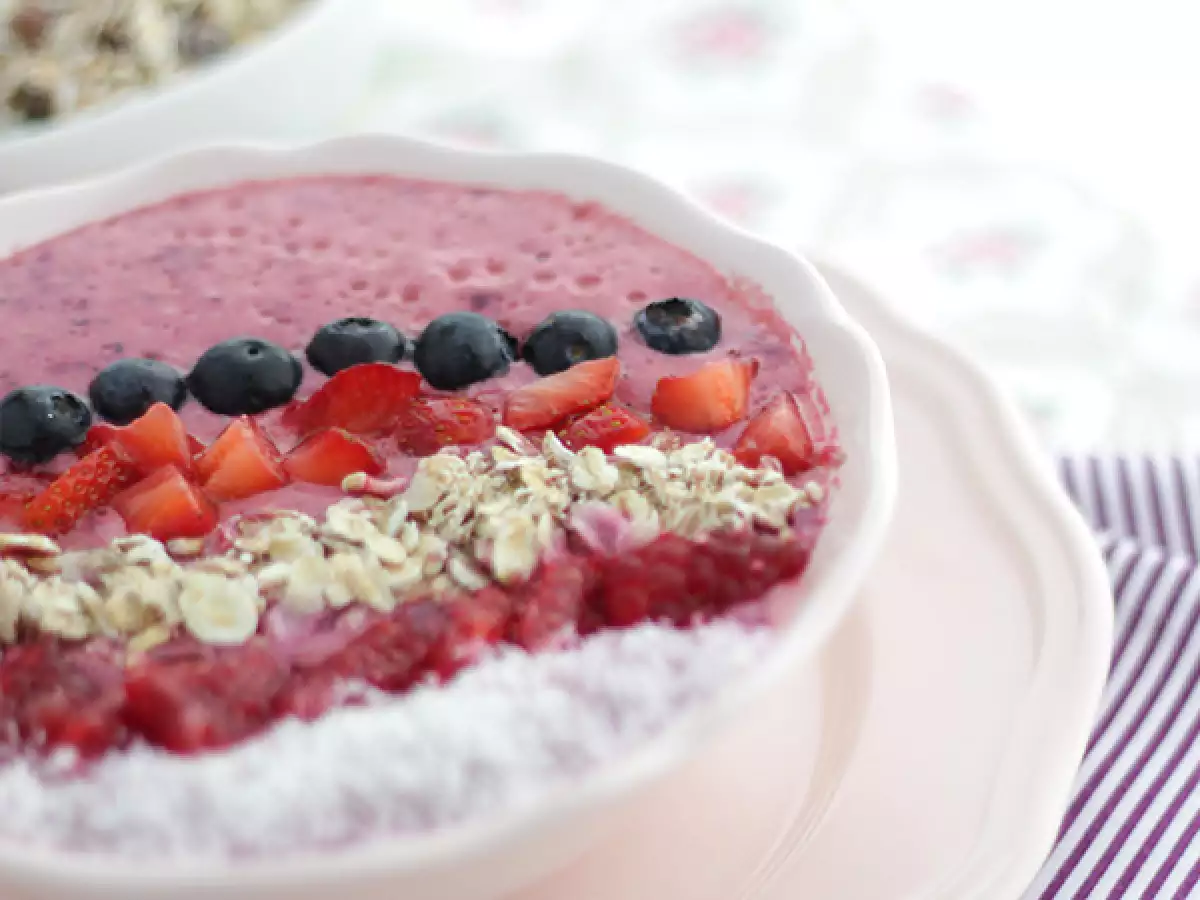 Smoothiebowl met rood fruit - foto 3