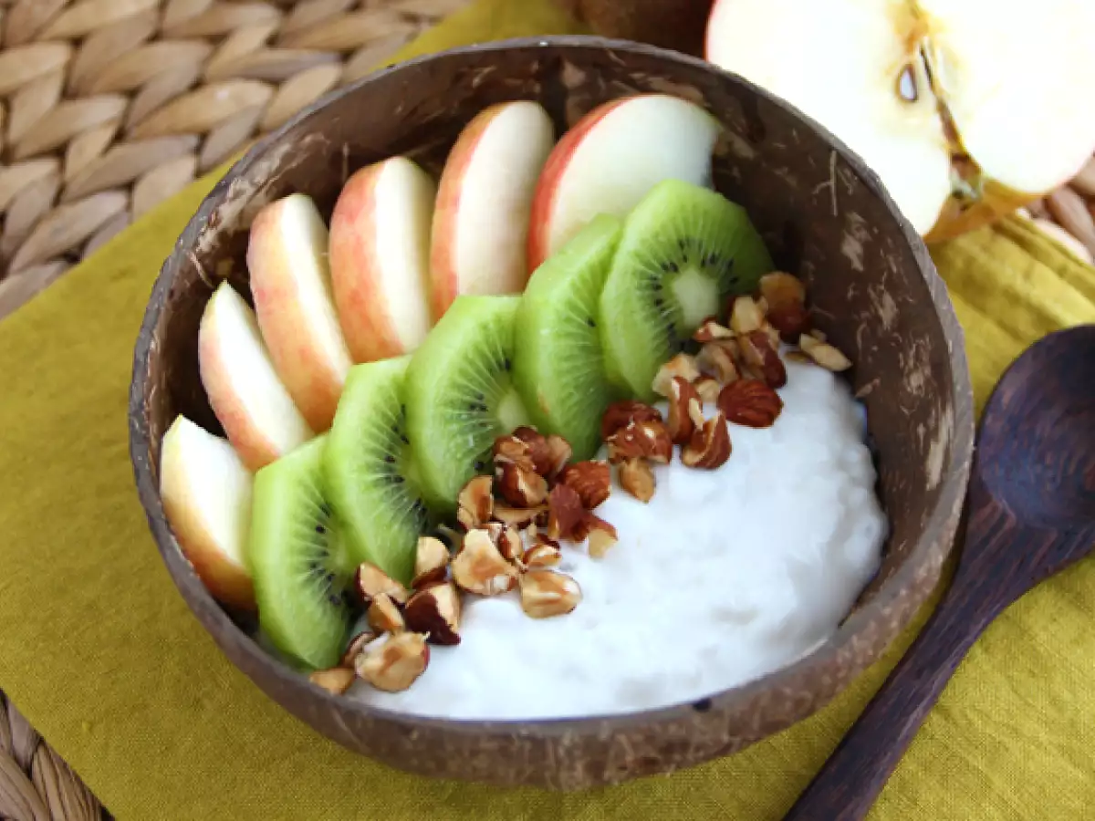 Snack met kokosyoghurt, appel, kiwi en hazelnoten - foto 3