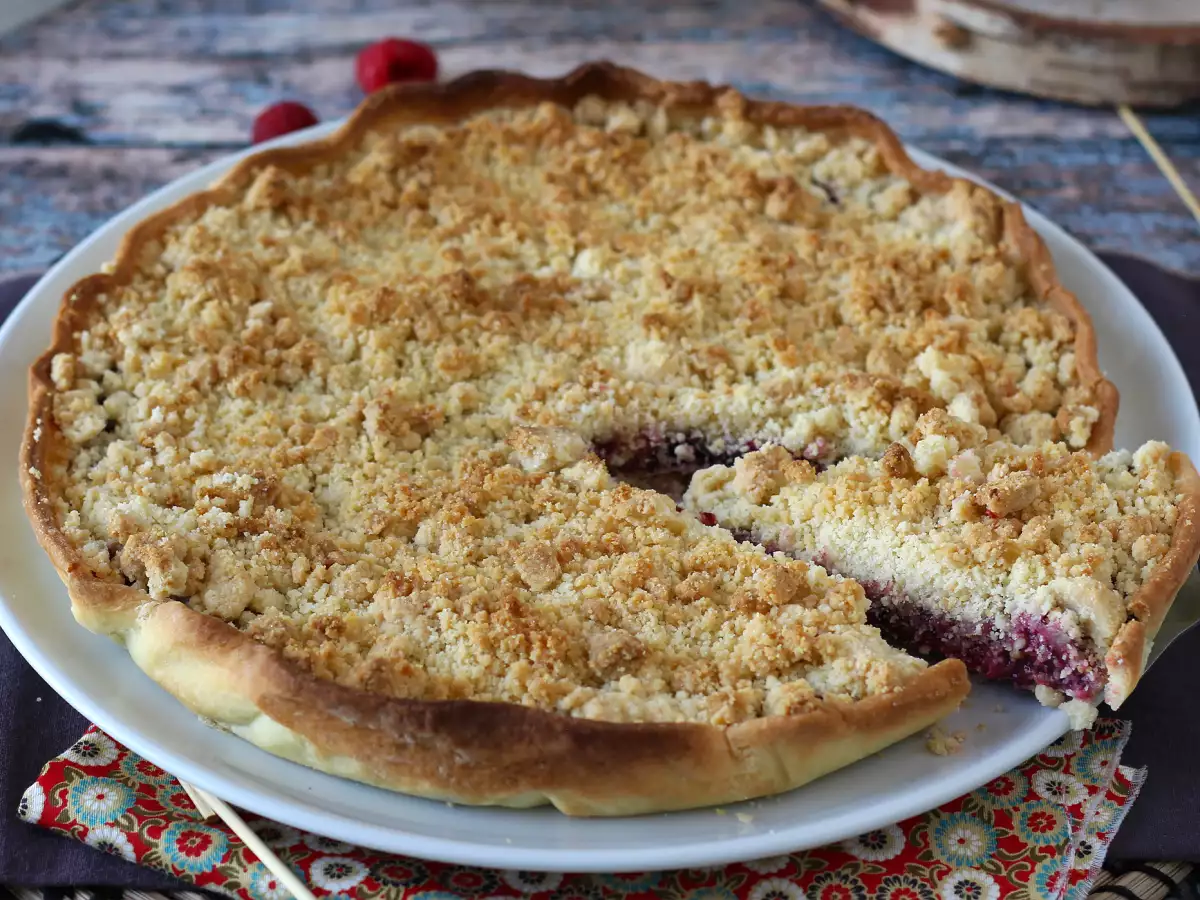 Snelle kruimeltaart met rood fruit