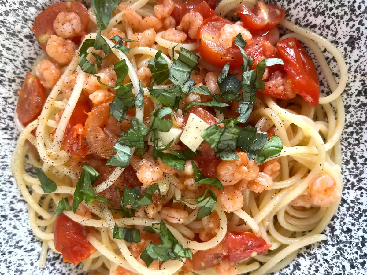 Spaghetti met garnalen en kerstomaatjes, een snel recept voor een smakelijk voorgerecht - foto 2