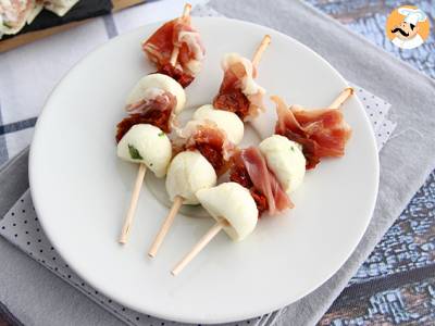 Spiesjes van mozzarella, gerookte ham en zongedroogde tomaat