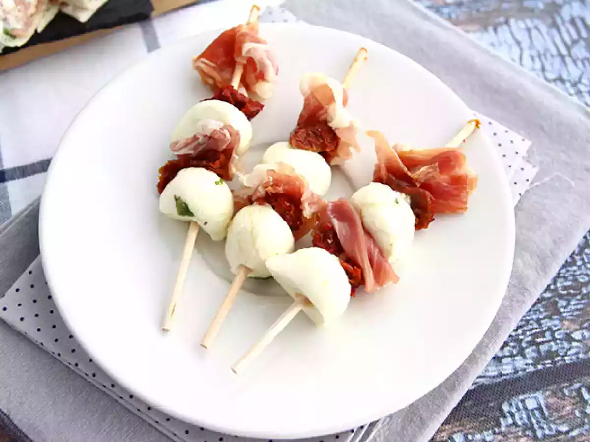 Spiesjes van mozzarella, rauwe ham en zongedroogde tomaat