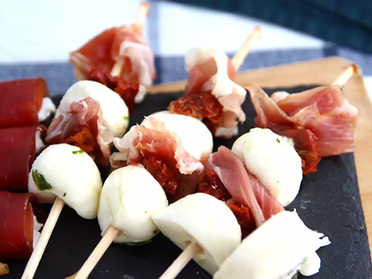 Spiesjes van mozzarella, rauwe ham en zongedroogde tomaat - foto 2
