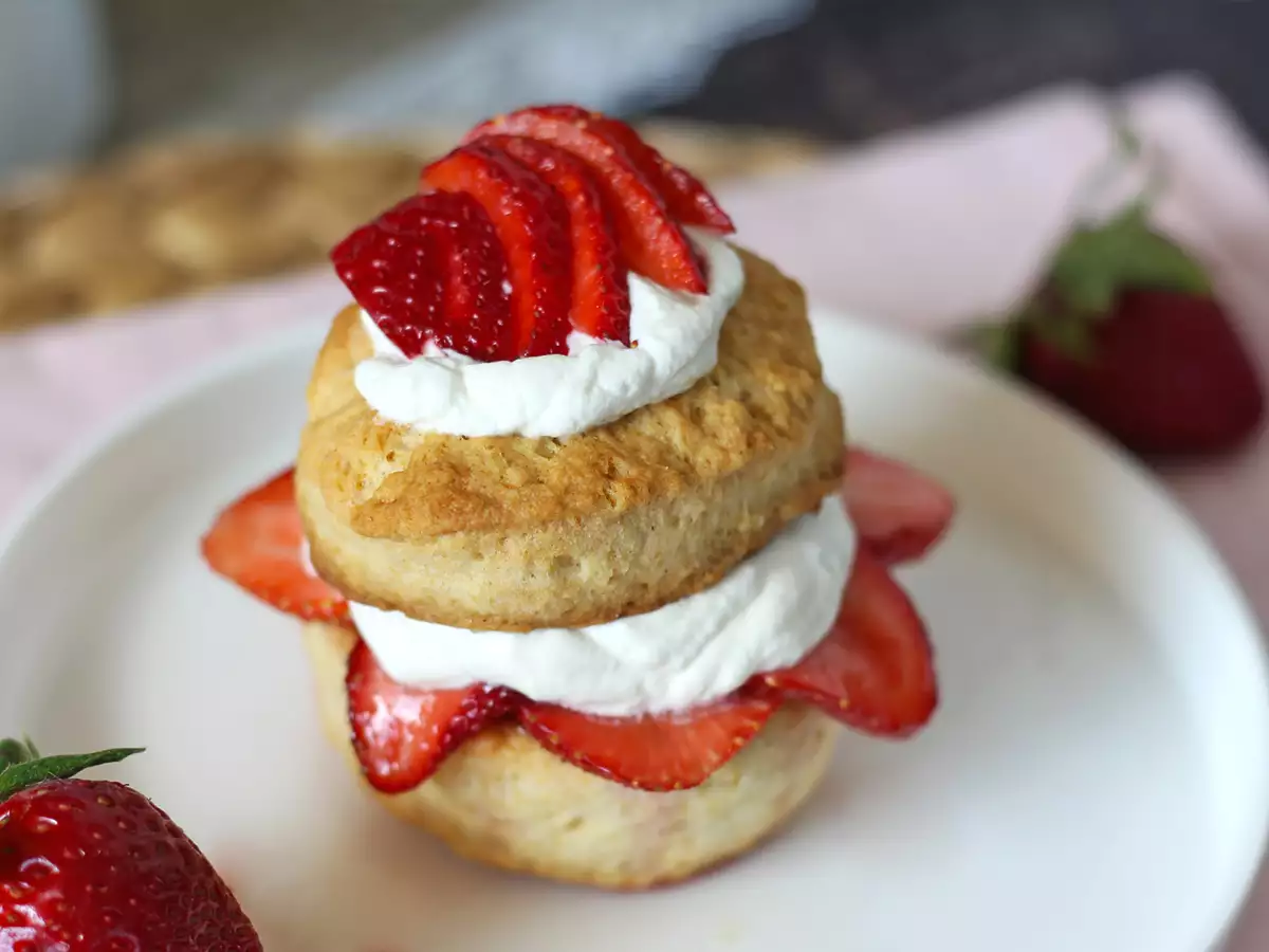 Strawberry shortcake: de Amerikaanse aardbeientaart met slagroom die altijd lukt - foto 3