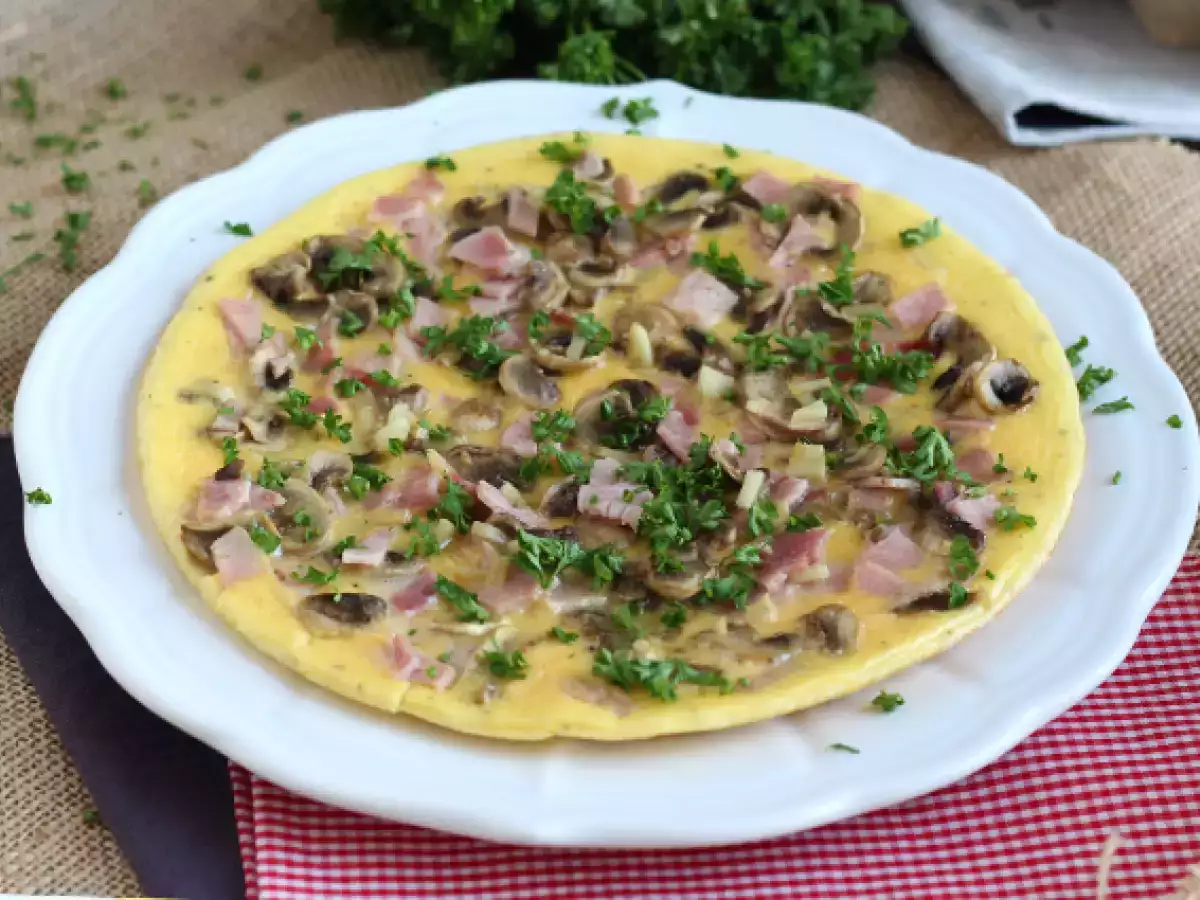 Supereenvoudige omelet met champignons, ham en peterselie
