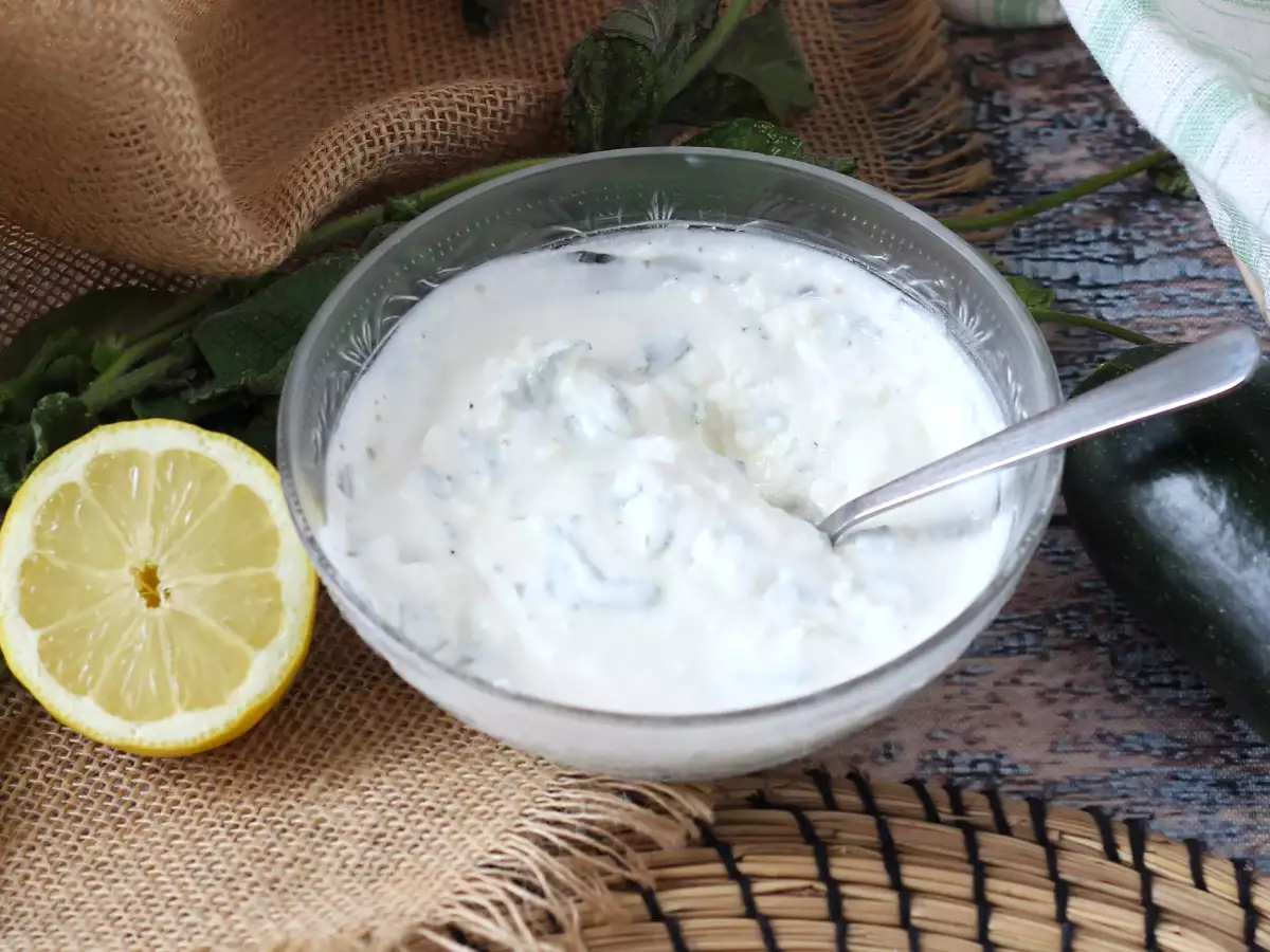 Superfrisse yoghurtsaus met feta, citroen en munt!