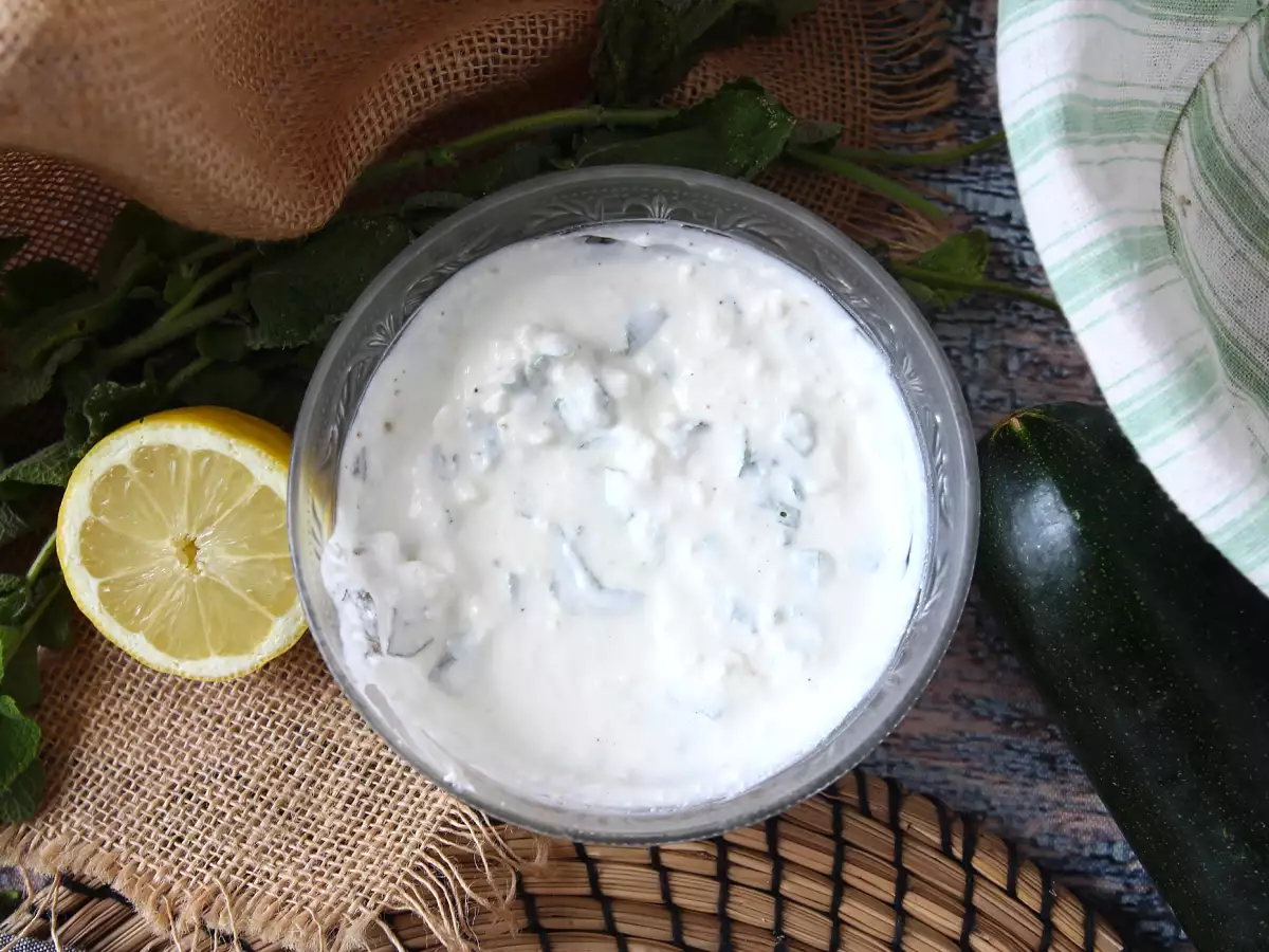 Superfrisse yoghurtsaus met feta, citroen en munt! - foto 3
