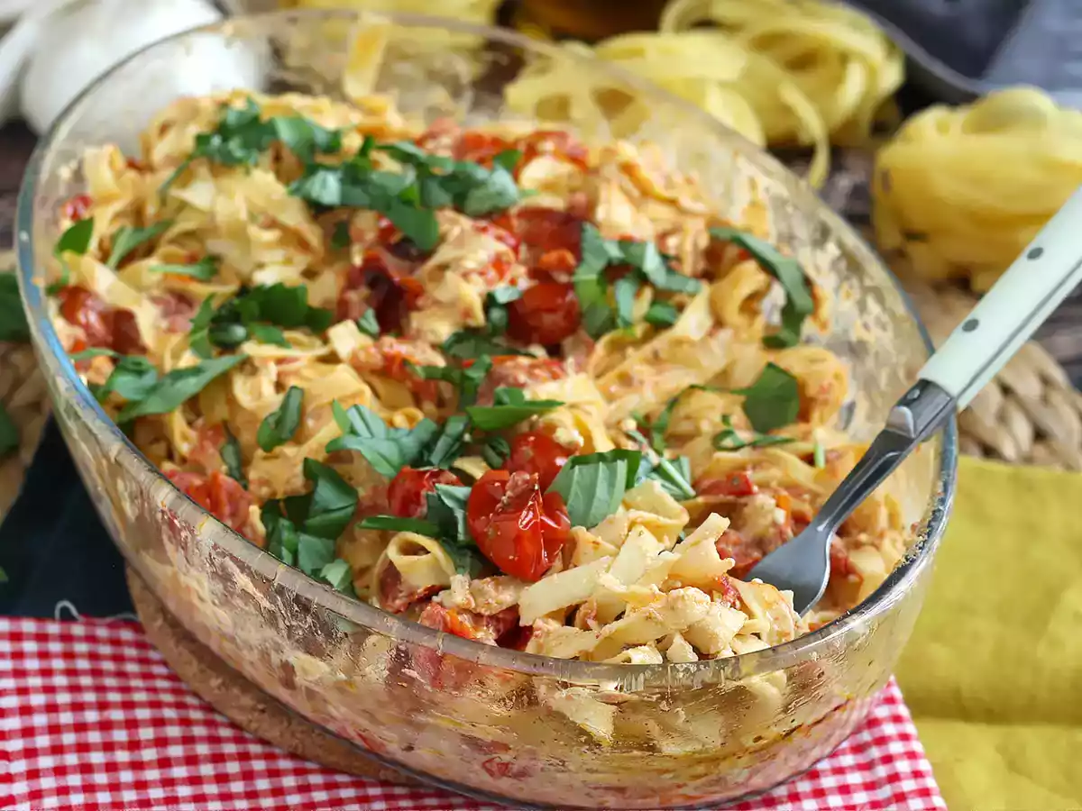 Tagliatelle feta kerstomaatjes - gebakken feta pasta