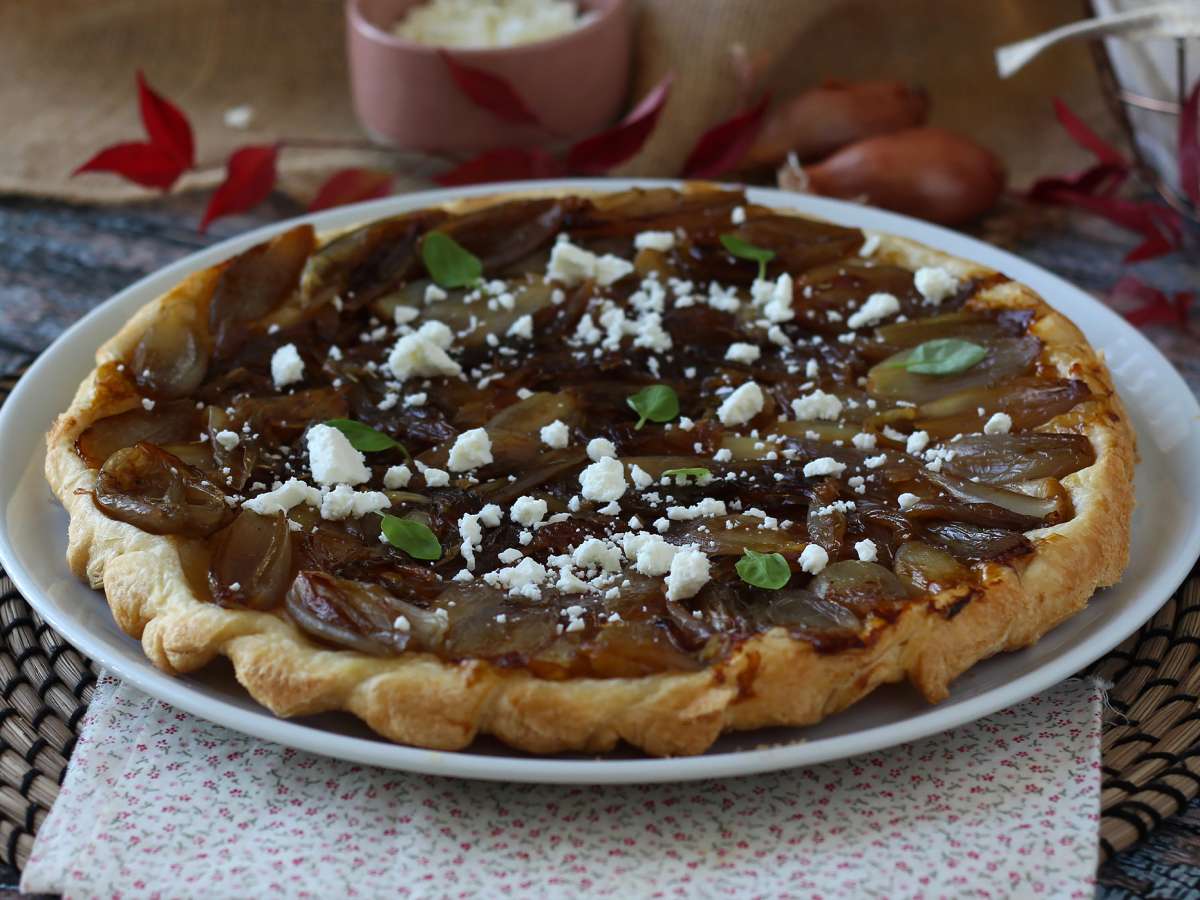 Tarte tatin met sjalotten en feta: de onweerstaanbare hartige variant