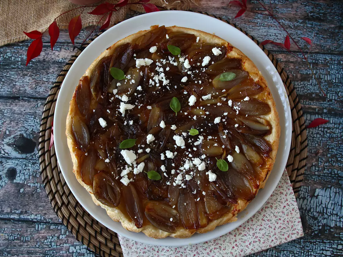 Tarte tatin met sjalotten en feta: de onweerstaanbare hartige variant - foto 2