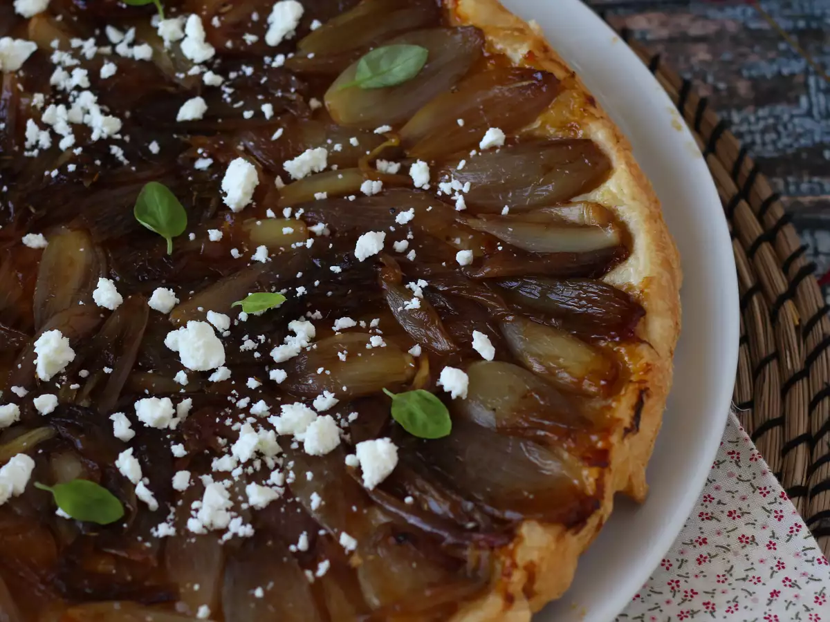Tarte tatin met sjalotten en feta: de onweerstaanbare hartige variant - foto 4