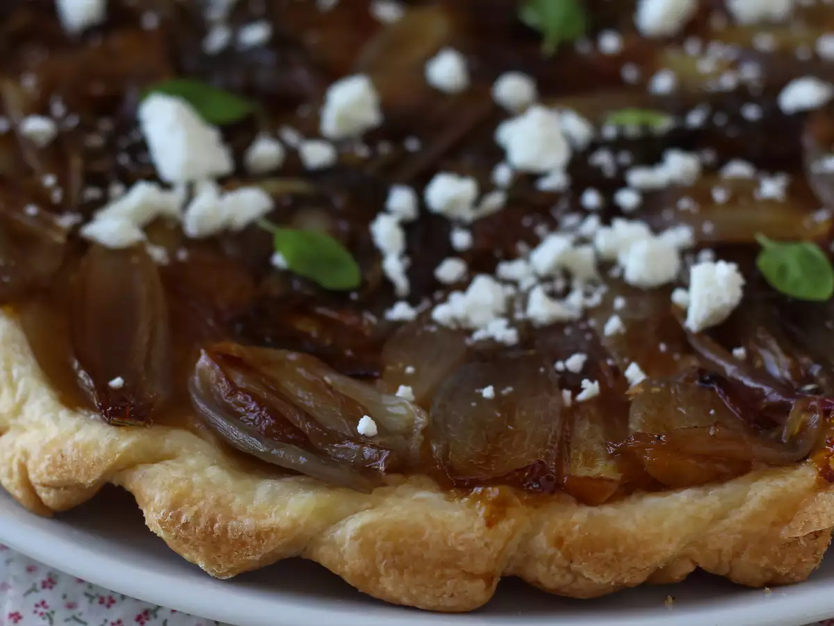 Tarte tatin met sjalotten en feta: de onweerstaanbare hartige variant - foto 8