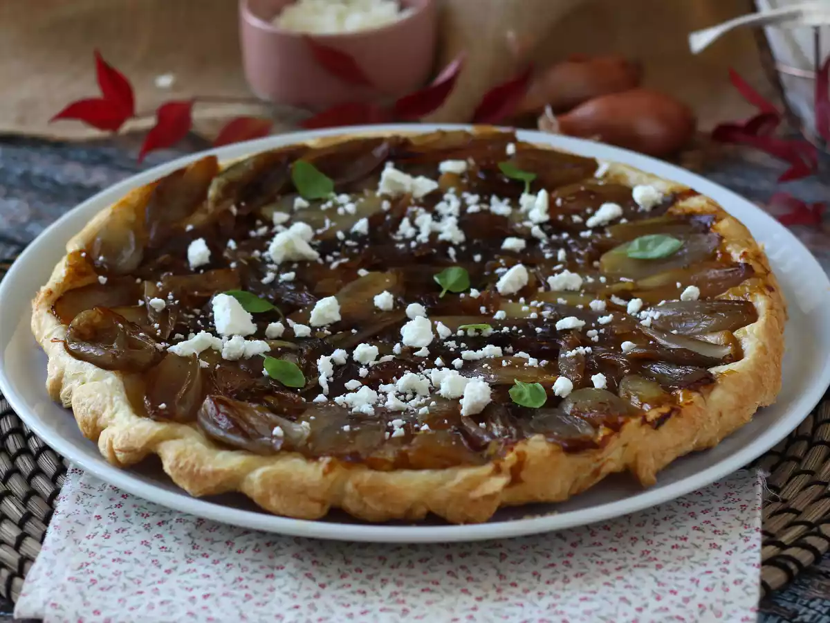 Tarte tatin met sjalotten en feta, de onweerstaanbare hartige versie!