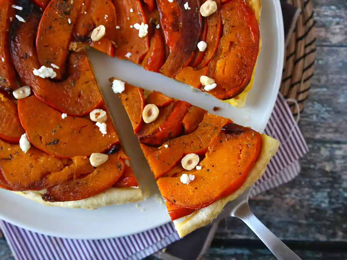 Tatin van pompoen met geitenkaas en honing