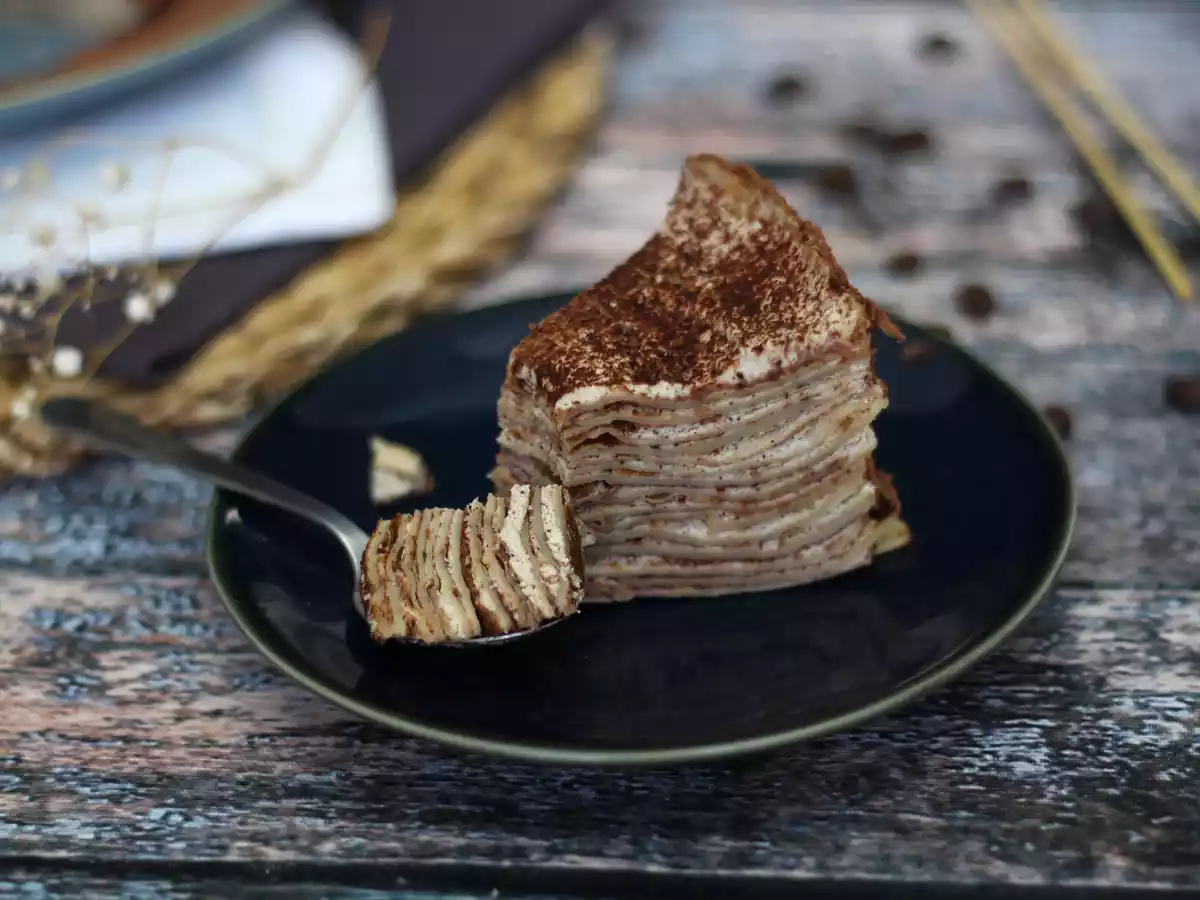 Tiramisu-achtige pannenkoekentaart met koffie en cacao