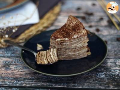 Tiramisu-achtige pannenkoekentaart met koffie en cacao