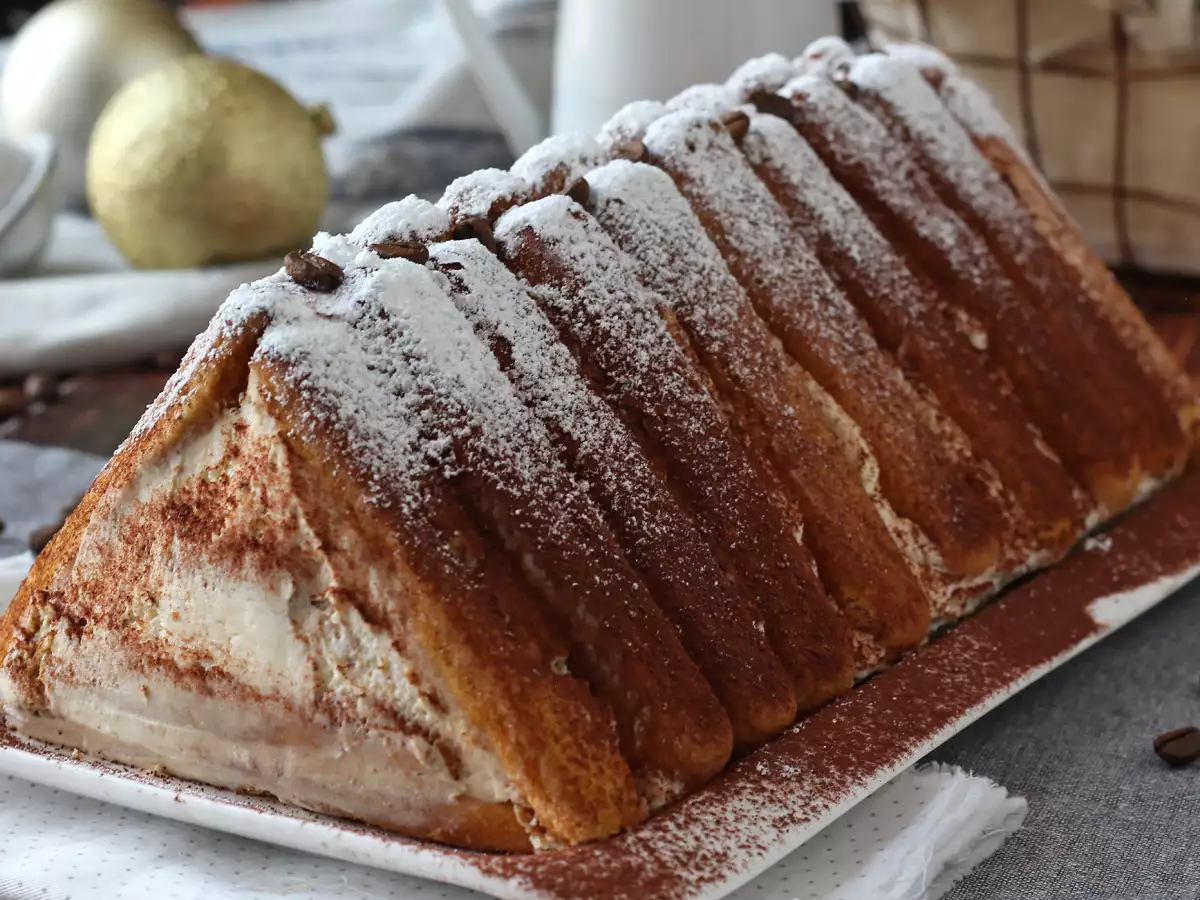 Tiramisu-kerststronk in de vorm van een chalet, zonder bakvorm, voor koffieliefhebbers
