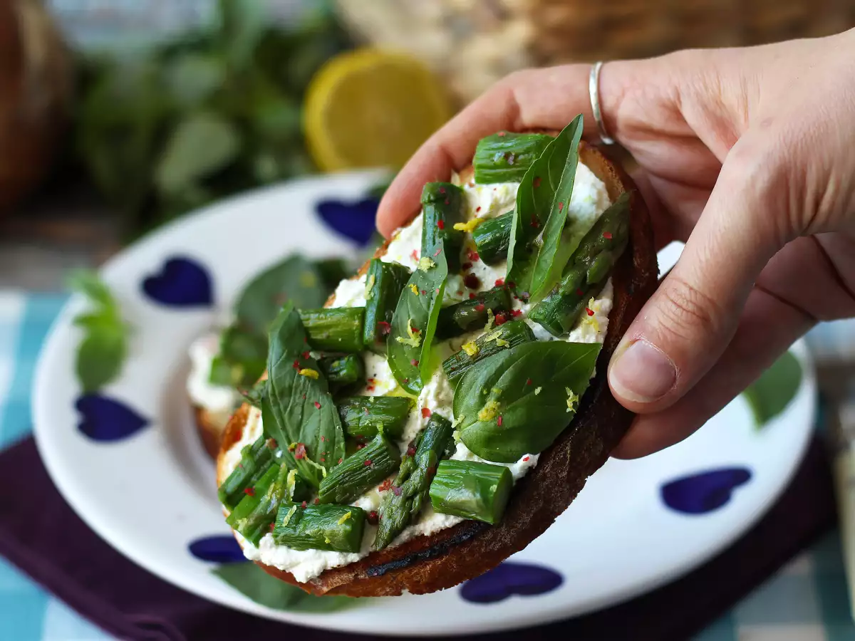 Toast met asperges, ricotta, citroen en basilicum - foto 2
