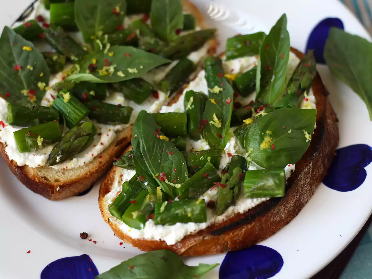 Toast met asperges, ricotta, citroen en basilicum - foto 4