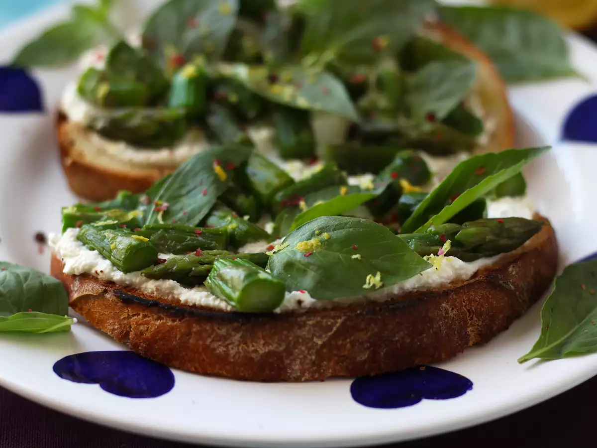 Toast met asperges, ricotta, citroen en basilicum - foto 5