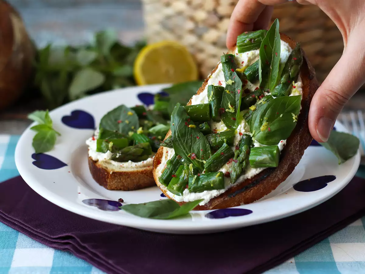 Toast met asperges, ricotta, citroen en basilicum - foto 6