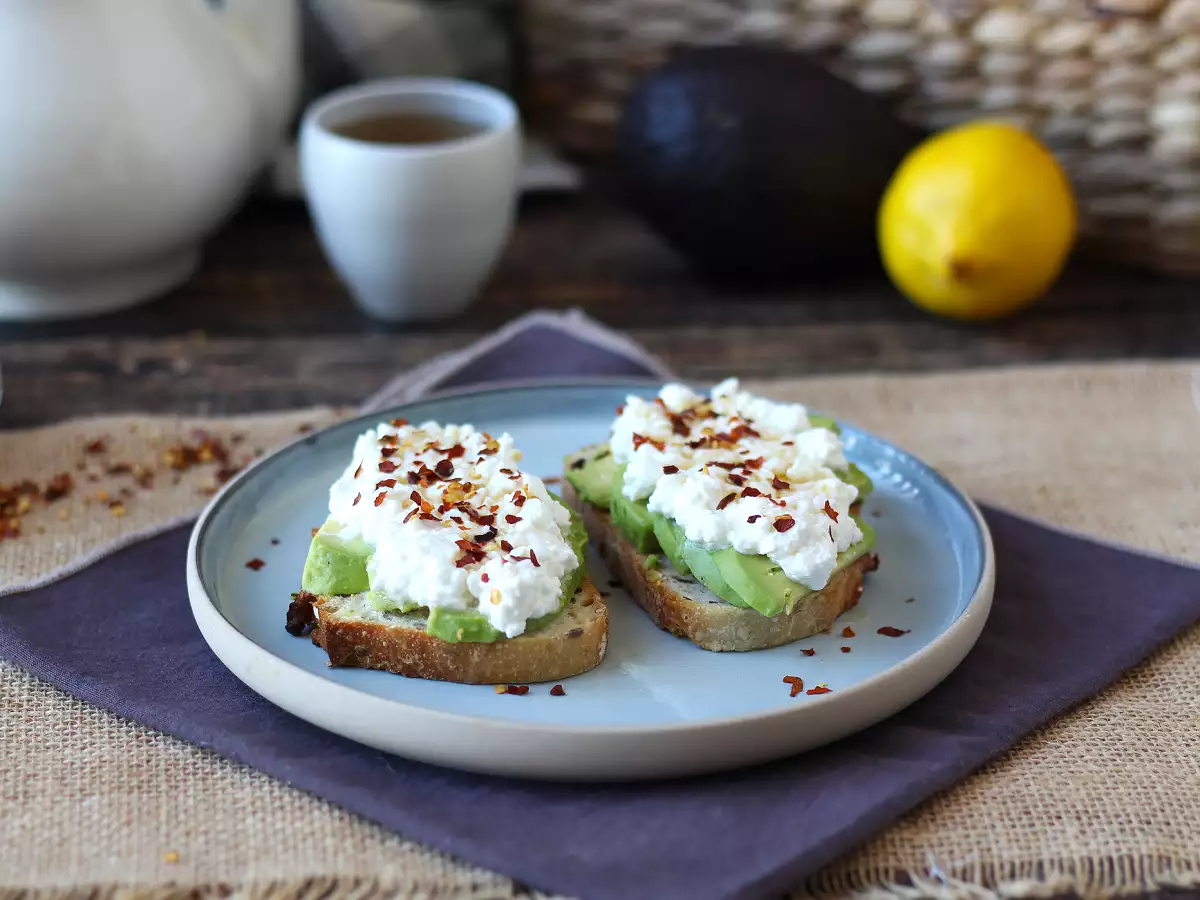 Toast met avocado, cottagecheese en pittige honing - foto 3