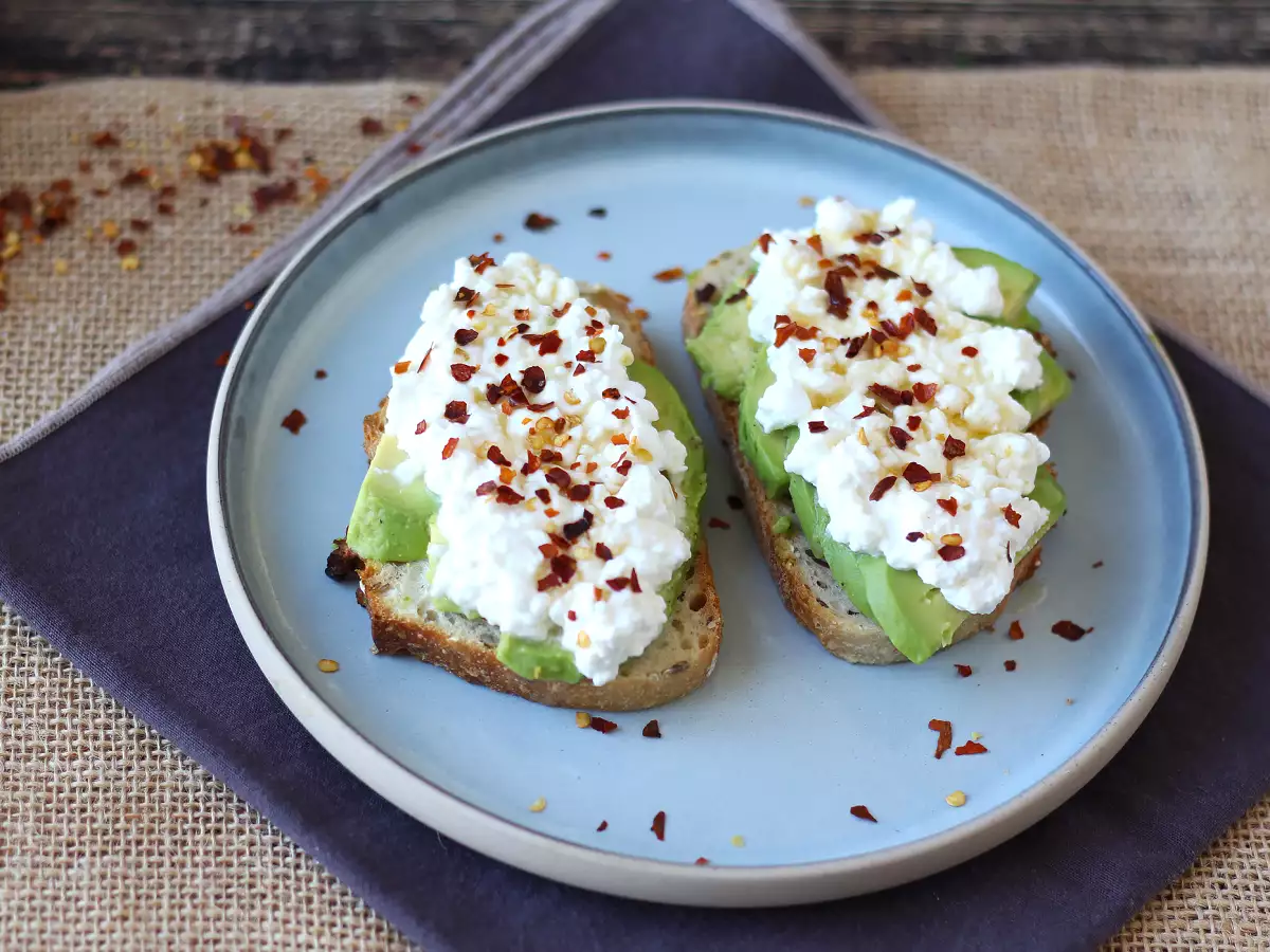 Toast met avocado, cottagecheese en pittige honing - foto 4