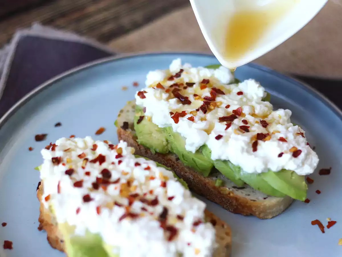 Toast met avocado, cottagecheese en pittige honing - foto 5