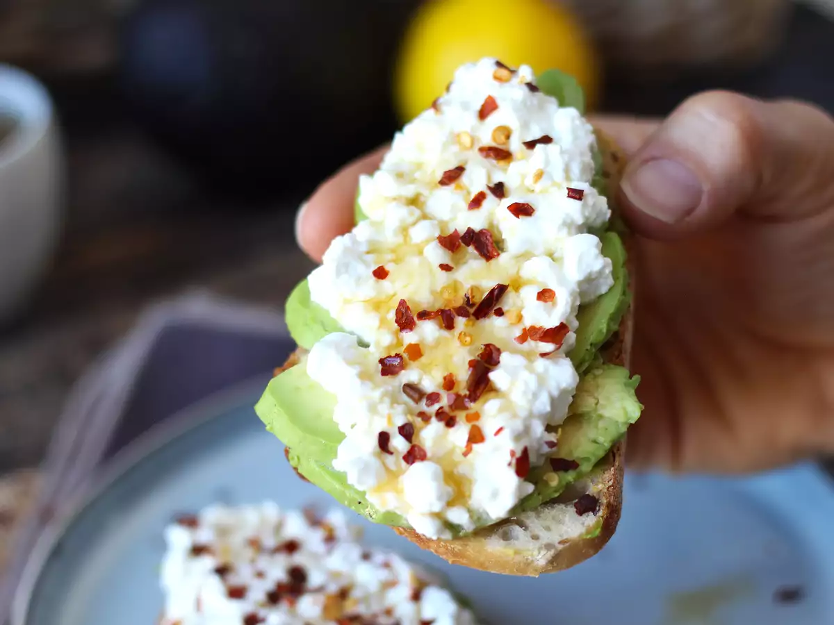 Toast met avocado, cottagecheese en pittige honing - foto 6