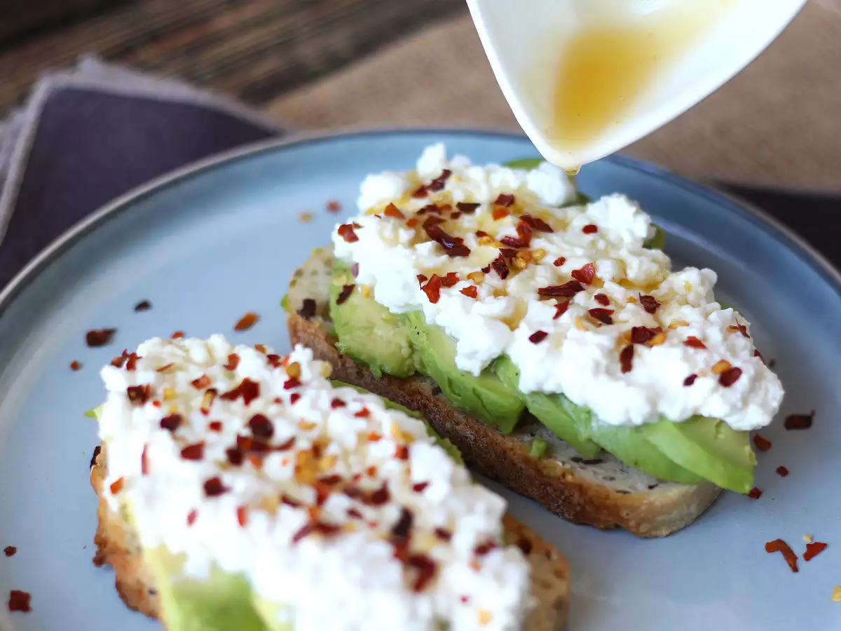 Toast met avocado en cottage cheese met gekruide honing - foto 5