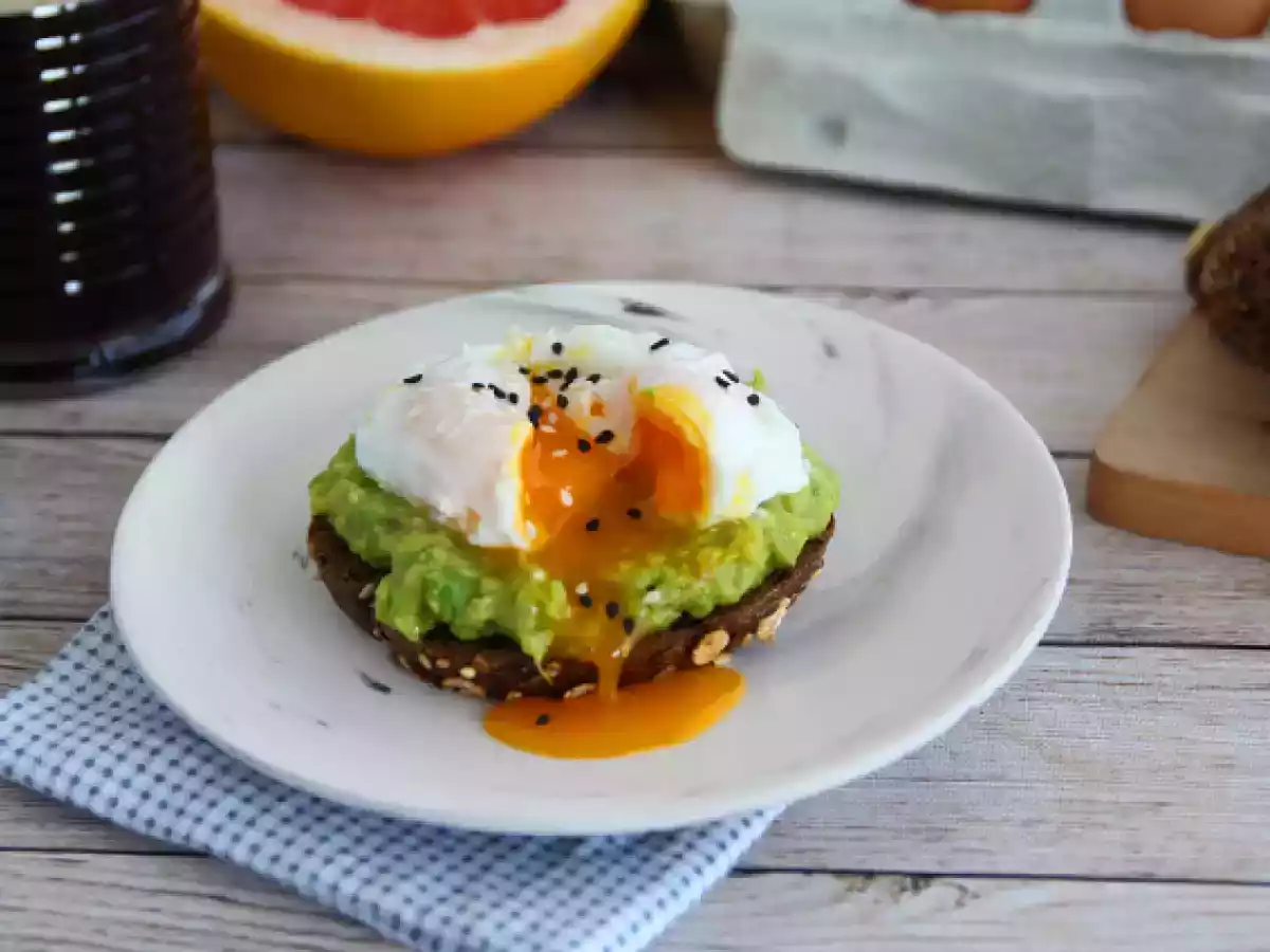 Toast met avocado en gepocheerd ei - Avocado toast