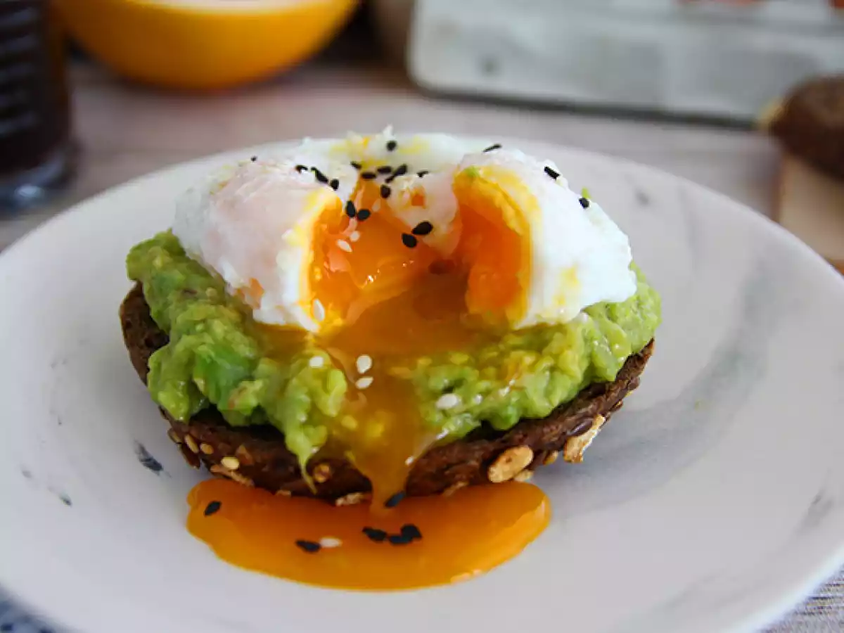 Toast met avocado en gepocheerd ei - Avocado toast - foto 2