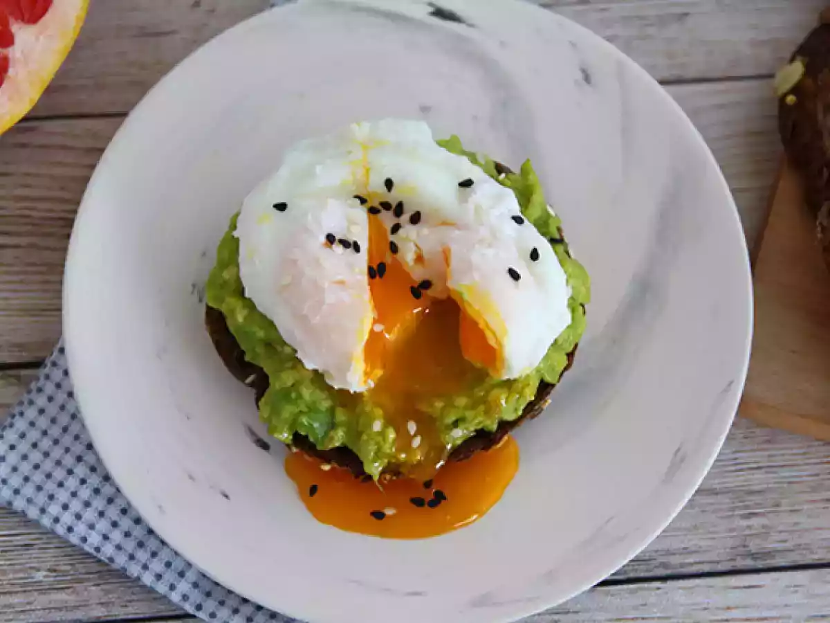 Toast met avocado en gepocheerd ei - Avocado toast - foto 3