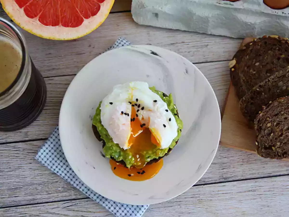 Toast met avocado en gepocheerd ei - Avocado toast - foto 4