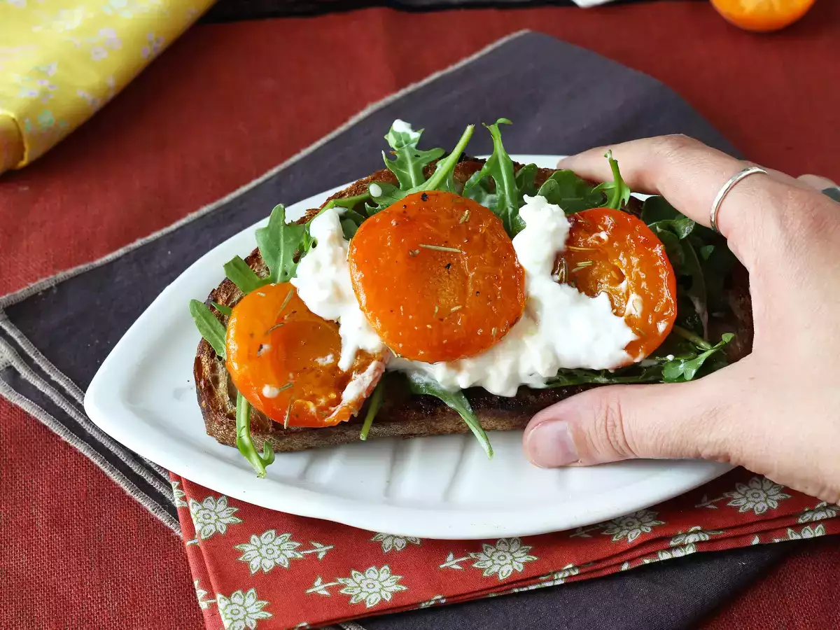 Toast met geroosterde abrikozen, rucola en burrata - foto 2