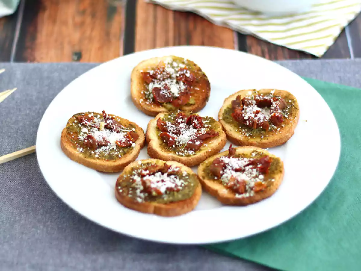 Toast met pesto, parmezaan en zongedroogde tomaat